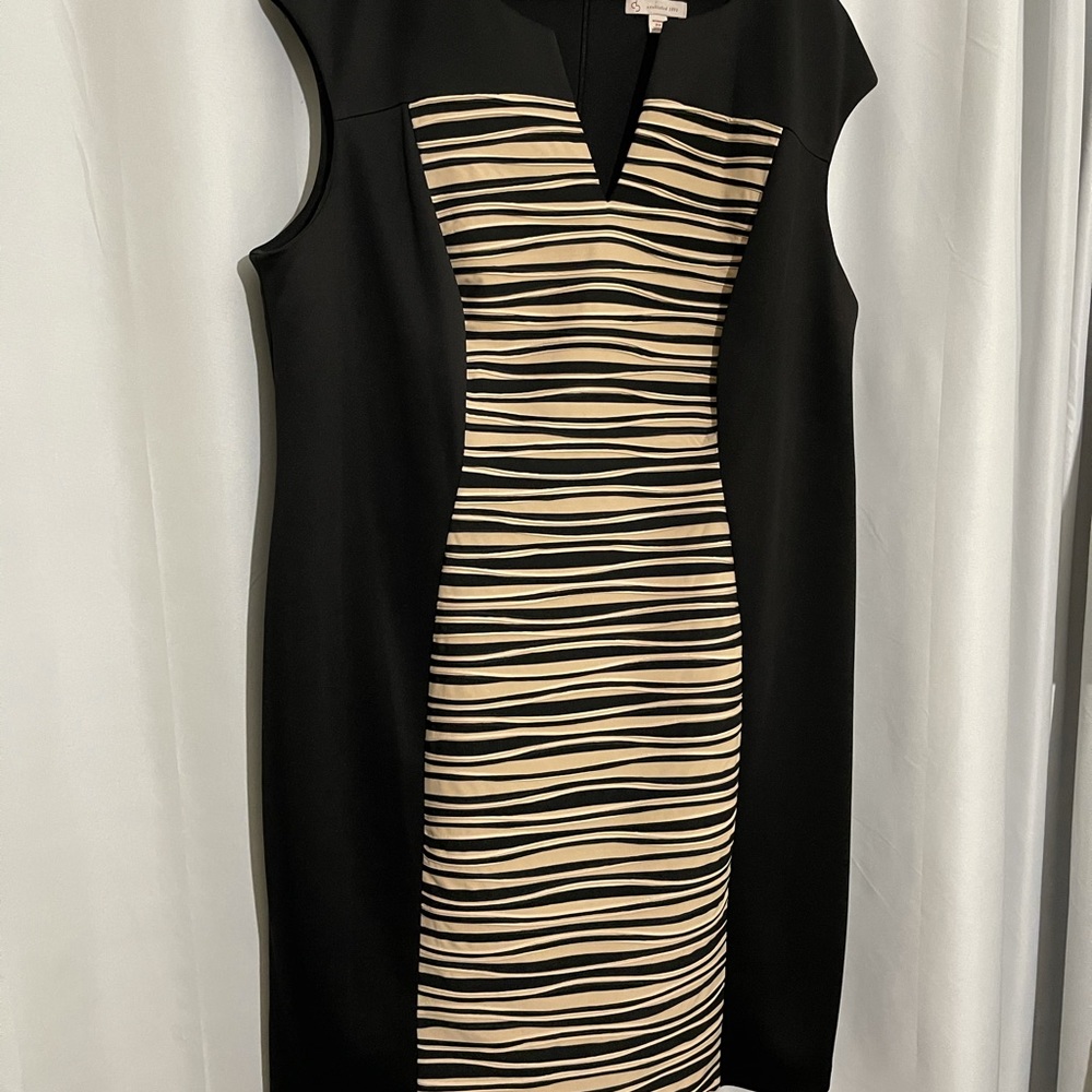 DB established 1962 gold ribbed front size 22 panel dress very slimming style